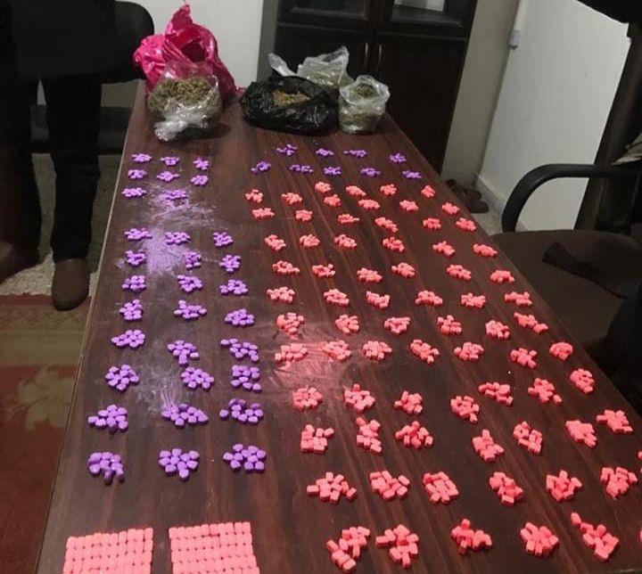 "الأمن الداخلي" يُحبط محاولة تهريب حبوب ونبتة مخدرة عبر معبر "أبو سالم"