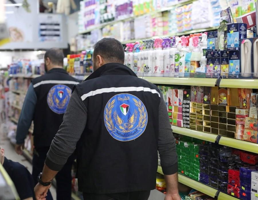 مباحث التموين بخان يونس تتلف 630 كجم من المانجا الفاسدة