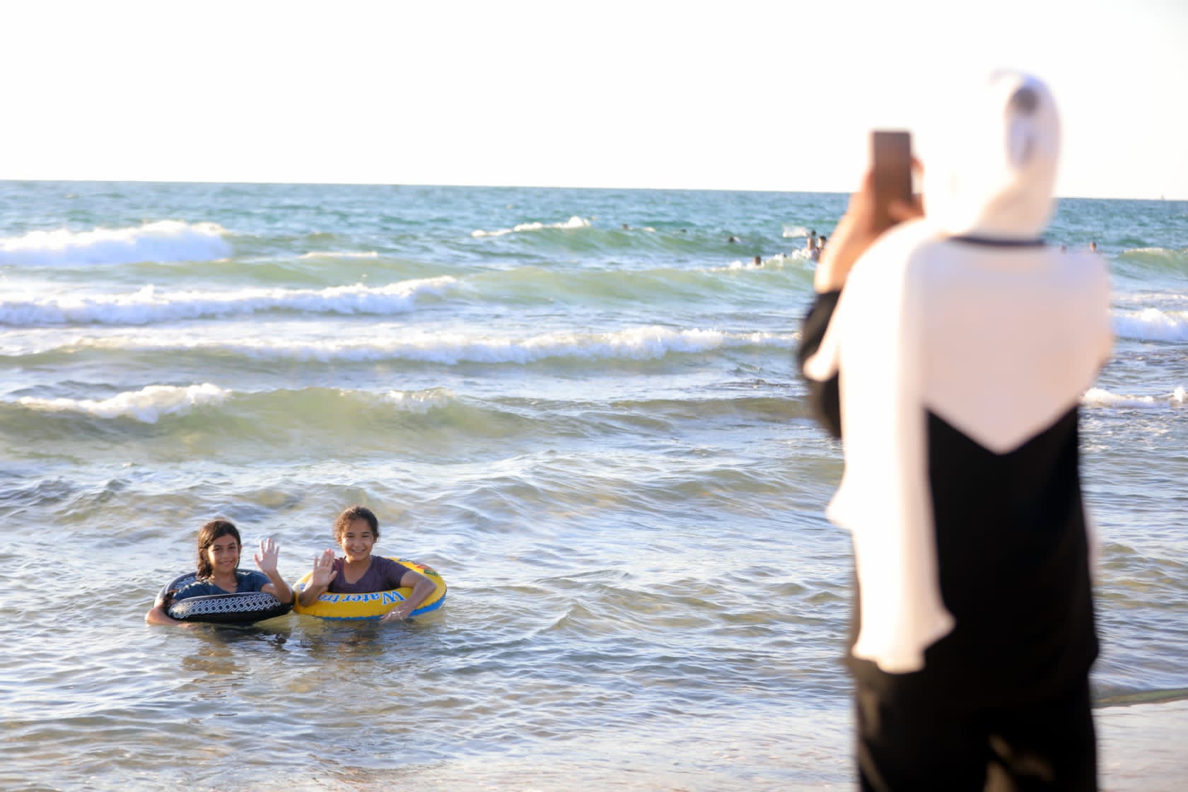 أجواء اصطياف المواطنين في غزة على شاطئ البحر والشريط الساحلي في ظل ارتفاع درجات الحرارة.