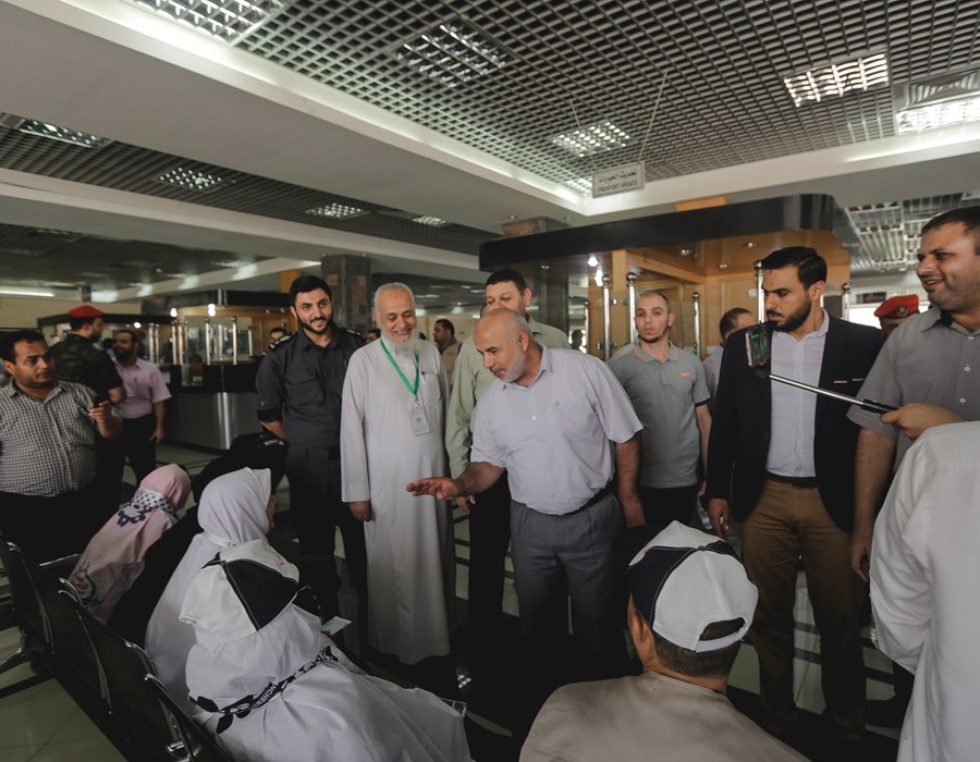 اللواء توفيق أبو نعيم يتفقد حركة المسافرين عبر معبر رفح البري 