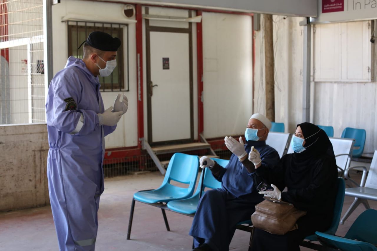 عمل الشرطة العسكرية عبر حاجز بيت حانون في استقبال الوافدين ونقلهم لمراكز الحجر الصحي الاحترازي