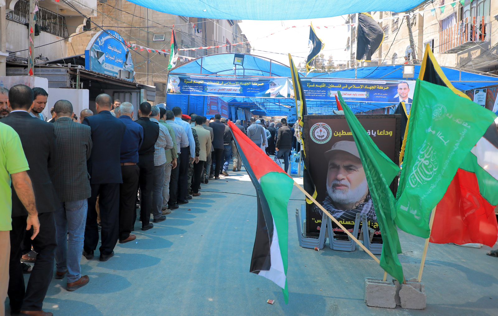 قيادة "الداخلية" تُقدم واجب العزاء لذوي شهداء العدوان الإسرائيلي