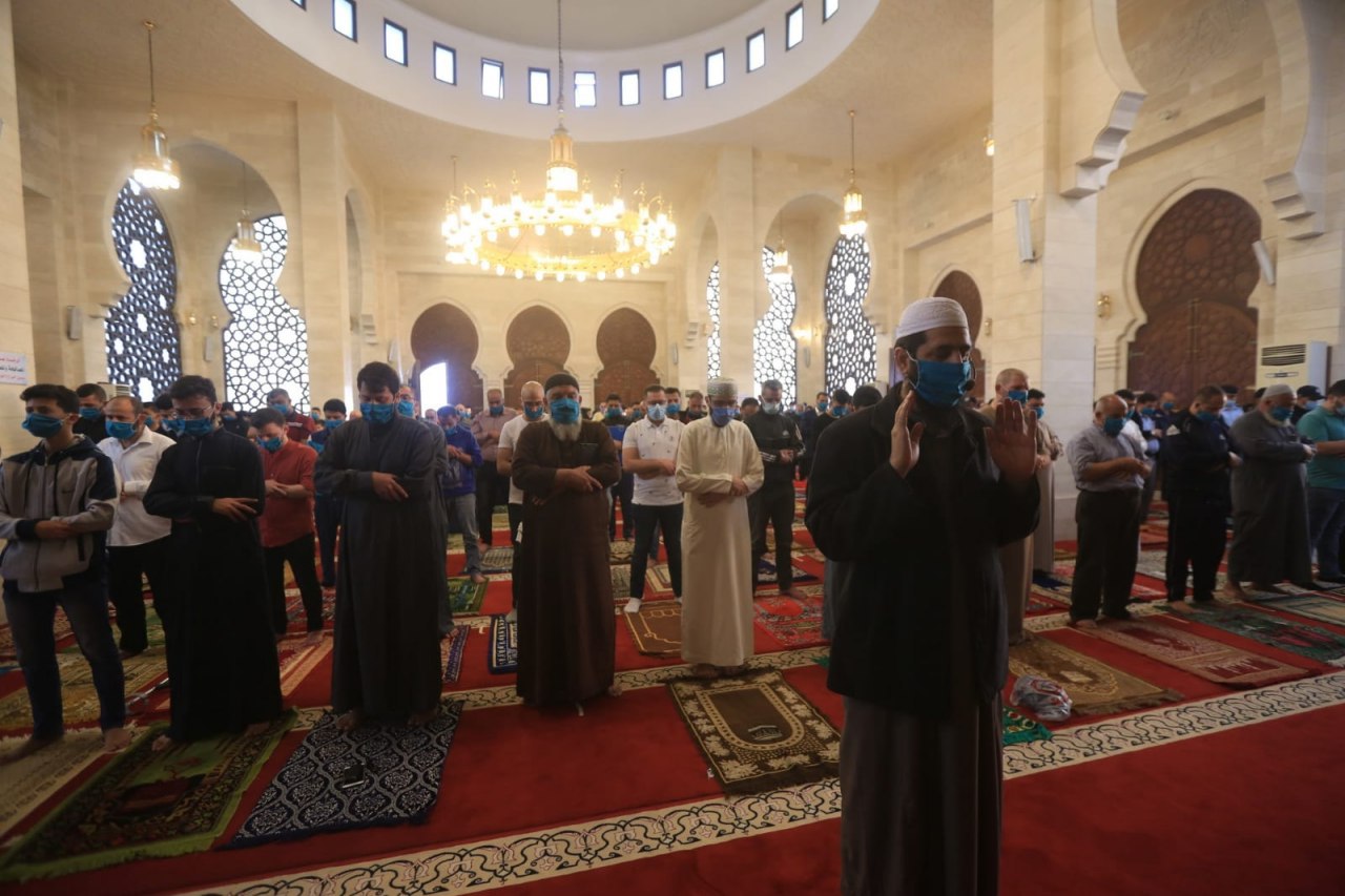 الشرطة تؤمن إقامة صلاة عيد الفطر المبارك وفق ضوابط وإجراءات السلامة العامة