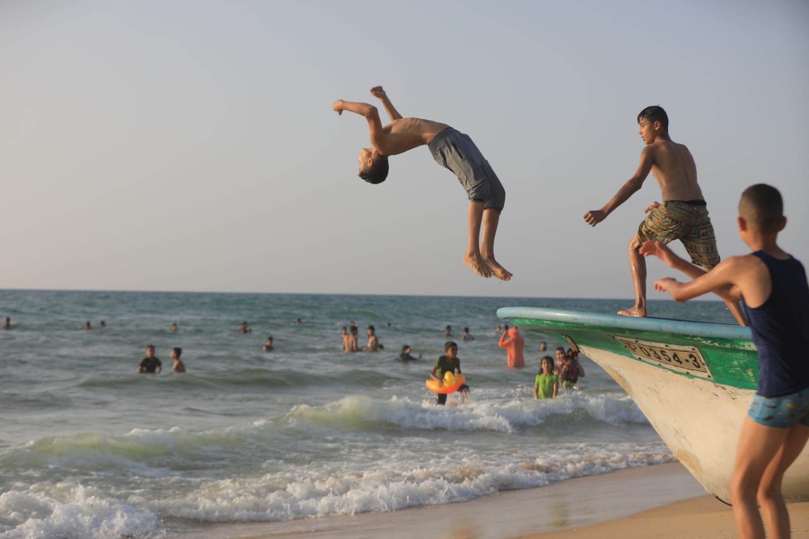 أجواء اصطياف المواطنين على شاطئ البحر وسط قطاع غزة