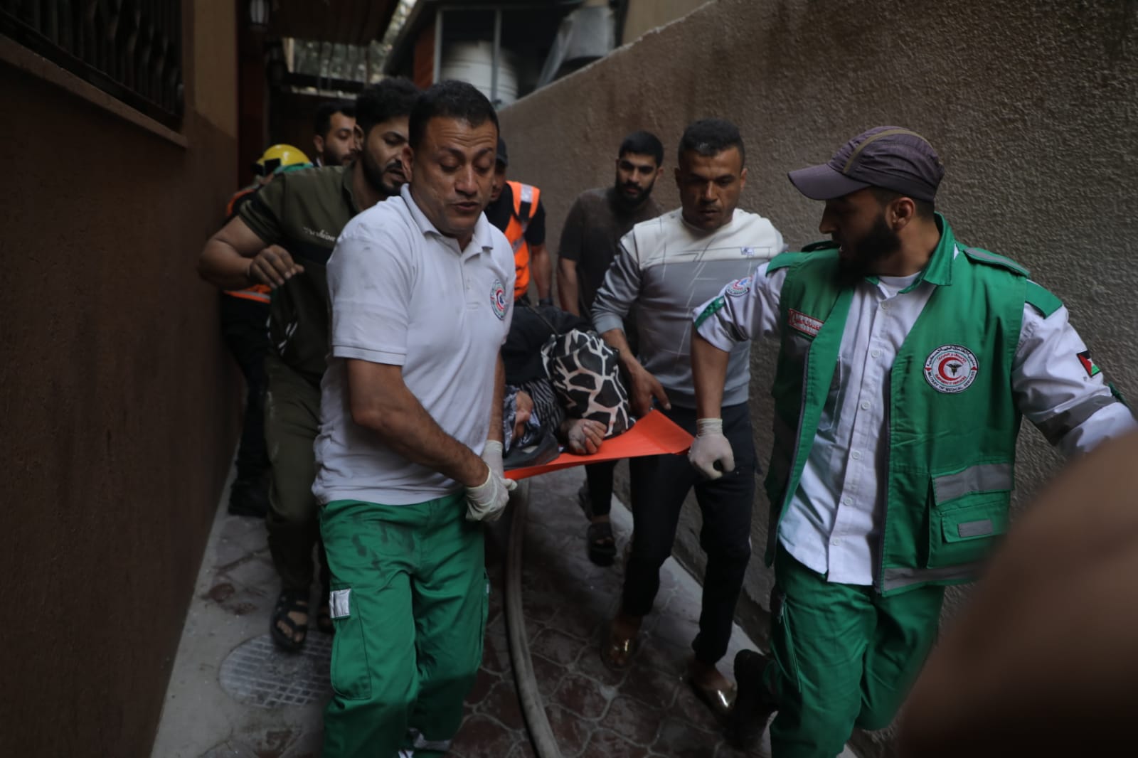 صور من تعامل أطقم الدفاع المدني والخدمات الطبية العسكرية مع استهداف شقة سكنية في حي النصر بغزة