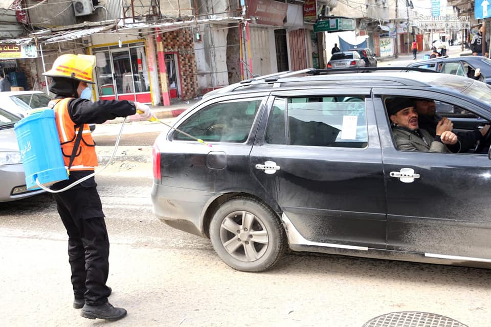 الدفاع المدني يُشارك في مبادرات للتعقيم بمحافظات القطاع لمكافحة جائحة كورونا