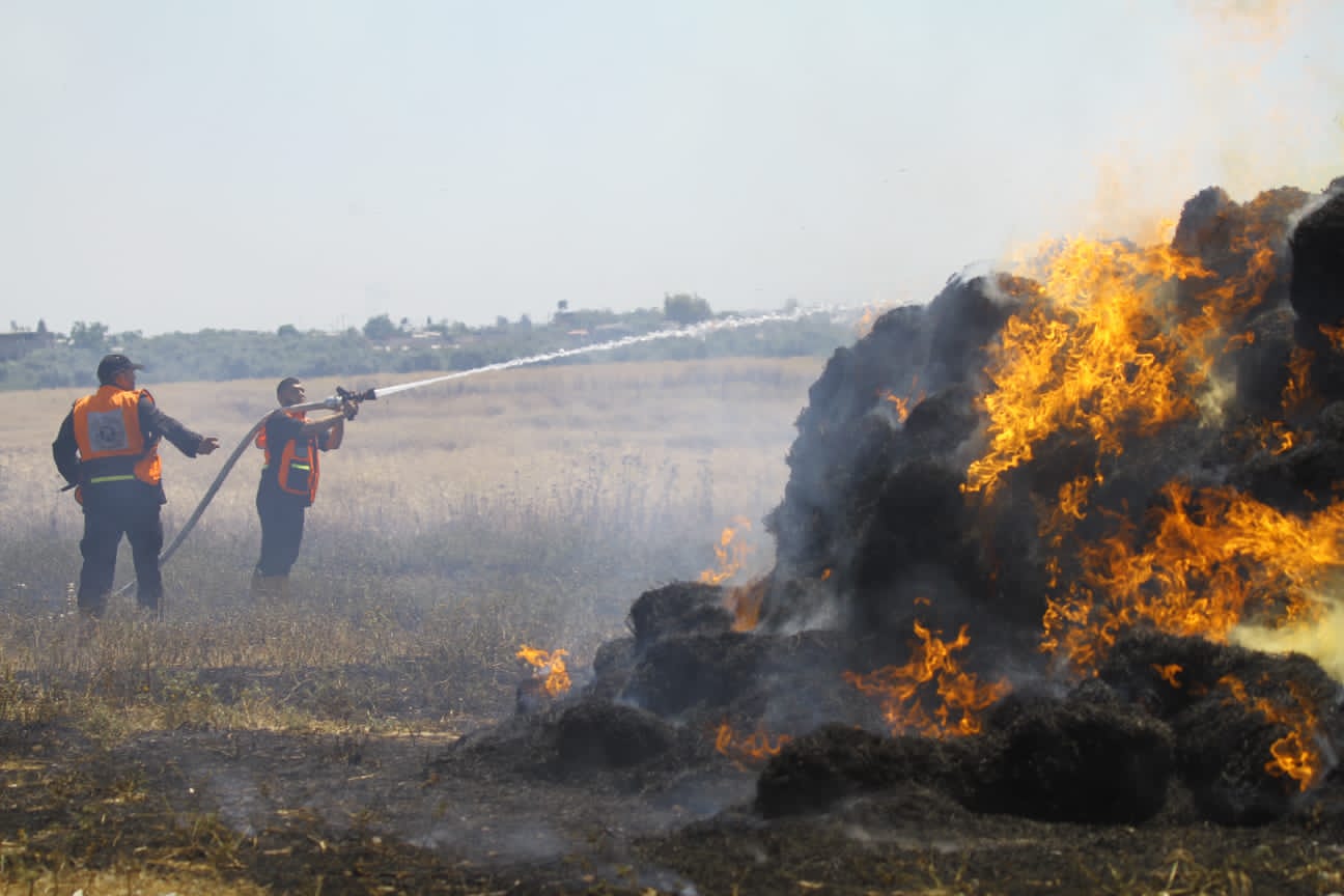 الدفاع المدني يُتابع آثار العدوان الإسرائيلي