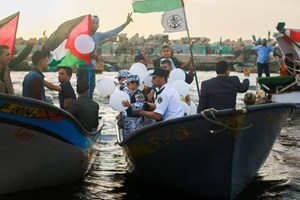 الشرطة البحرية تشارك المصطافين فرحة العيد