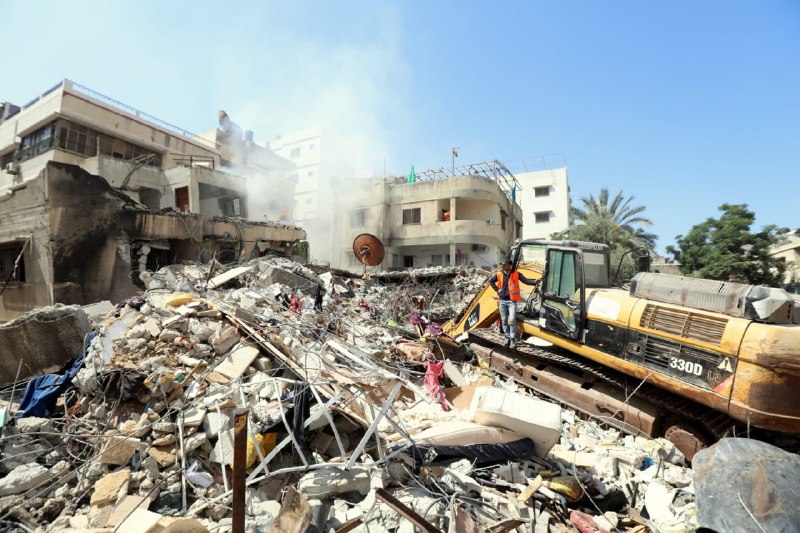 عمل أطقم الدفاع المدني والخدمات الطبية في متابعة آثار مجزرة "الرمال" بغزة