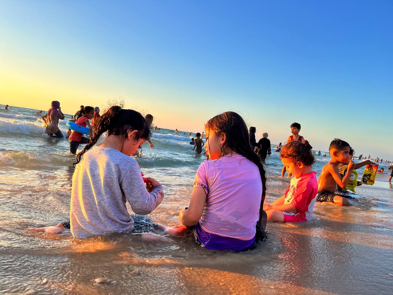 اصطياف المواطنين بغزة على شاطئ البحر وعدد من الأماكن الترفيهية خلال الإجازة الأسبوعية