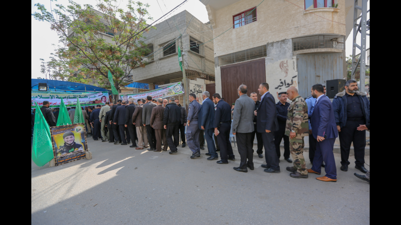 قيادة الداخلية تُقدم واجب العزاء لذوي شهداء مسيرة العودة