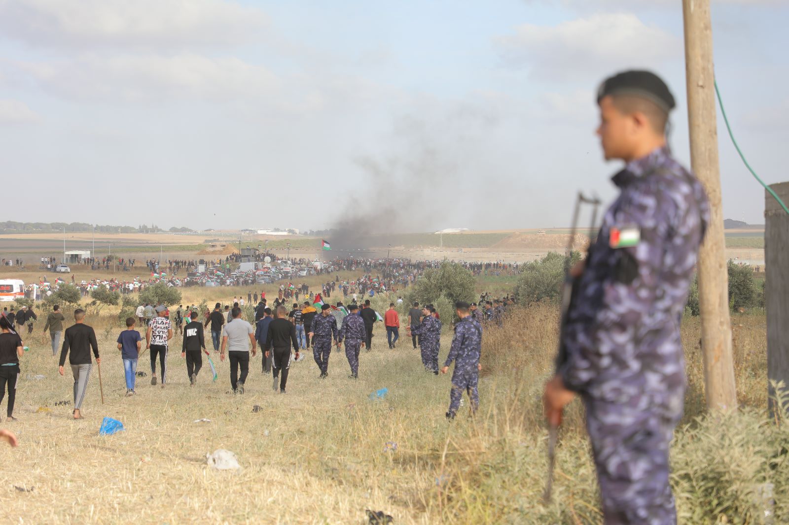 أجهزة "الداخلية" تساند المواطنين بفعالية "مسيرة الأعلام الفلسطينية" شرق غزة