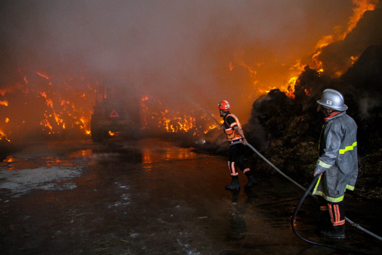 الدفاع المدني يُتابع آثار العدوان الإسرائيلي