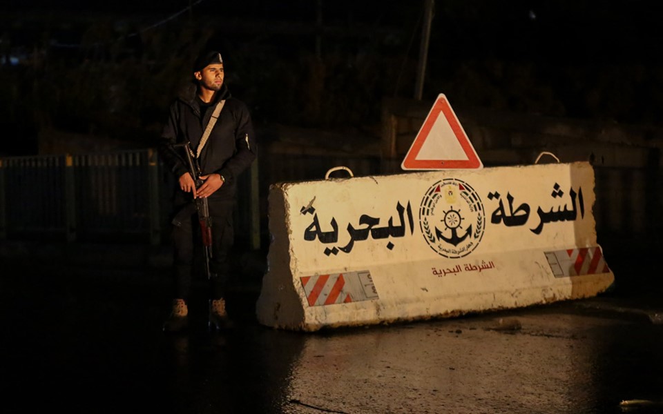 أفراد الأجهزة الأمنية خلال أداء واجبهم الليلة الماضية، أثناء المنخفض الجوي