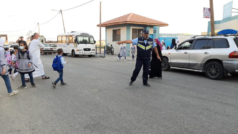 انتشار الشرطة لتسهيل الحركة المرورية مع بدء العام الدراسي الجديد