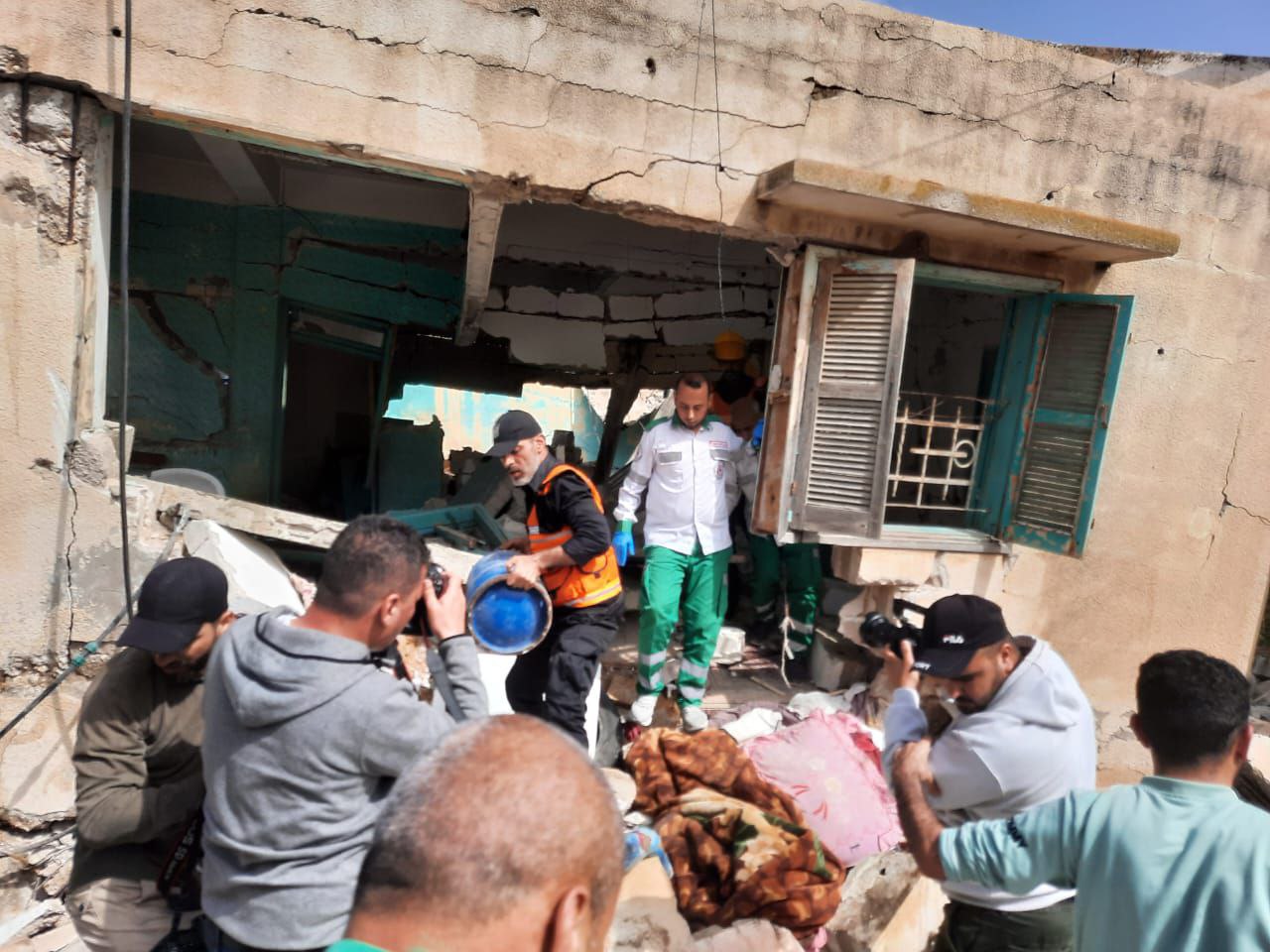 أطقم الدفاع المدني والخدمات الطبية العسكرية  خلال قيامها بواجبها الوطني