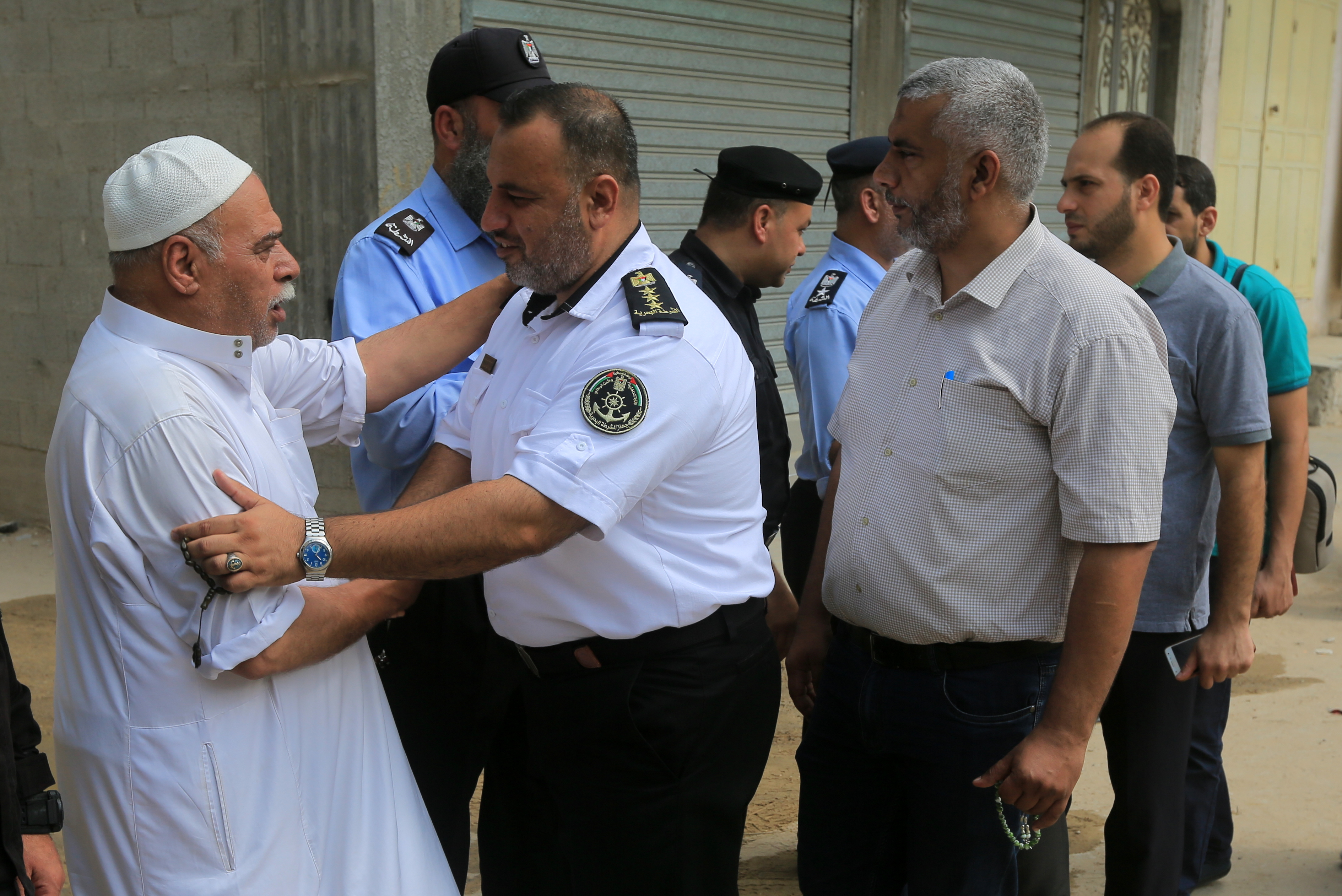 قيادة الداخلية تُقدم العزاء لذوي شهداء الواجب الثلاثة