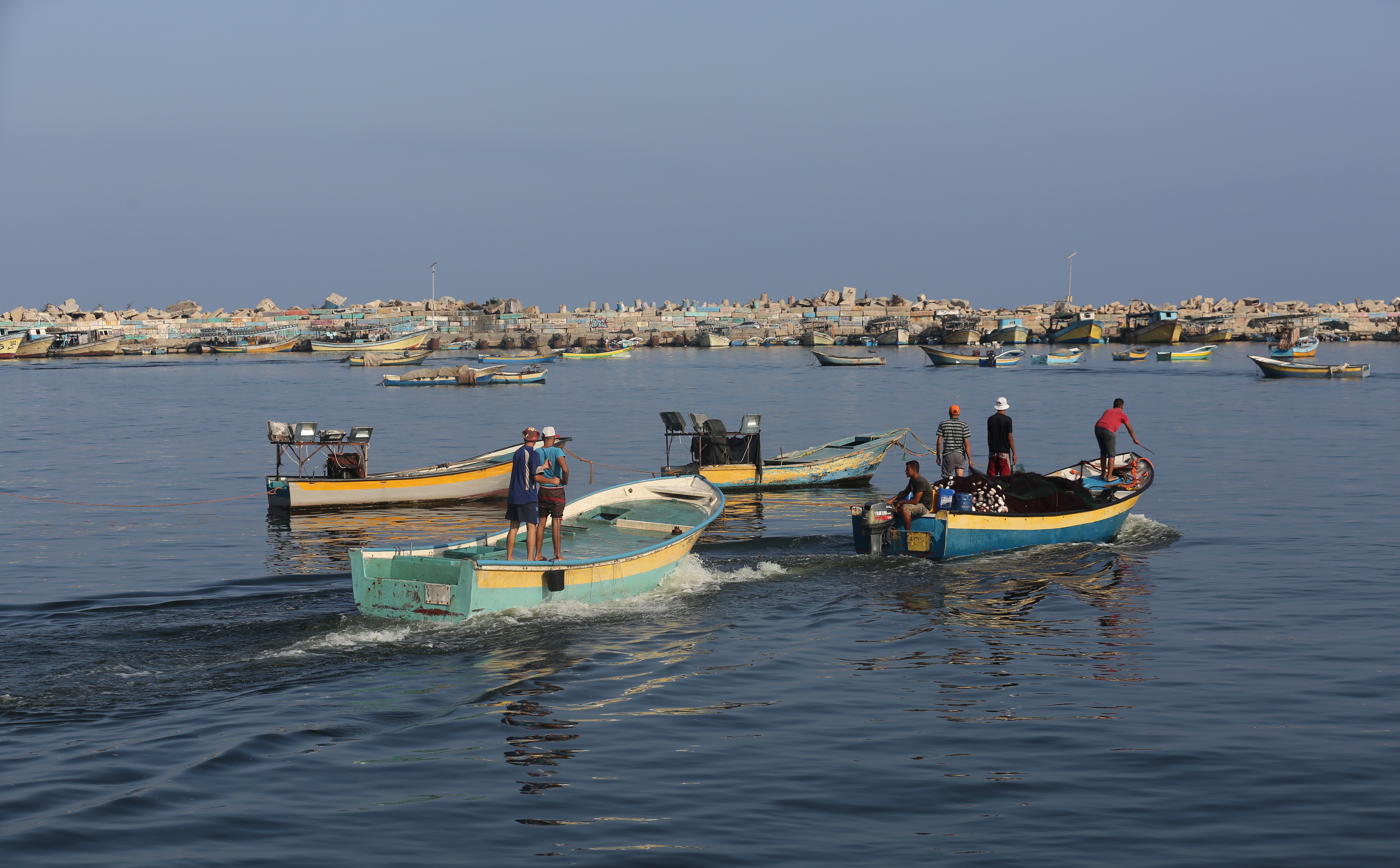 الشرطة البحرية تُنظم حركة الصيادين في ميناء غزة بنظام منظومة "الباركود" الإلكتروني