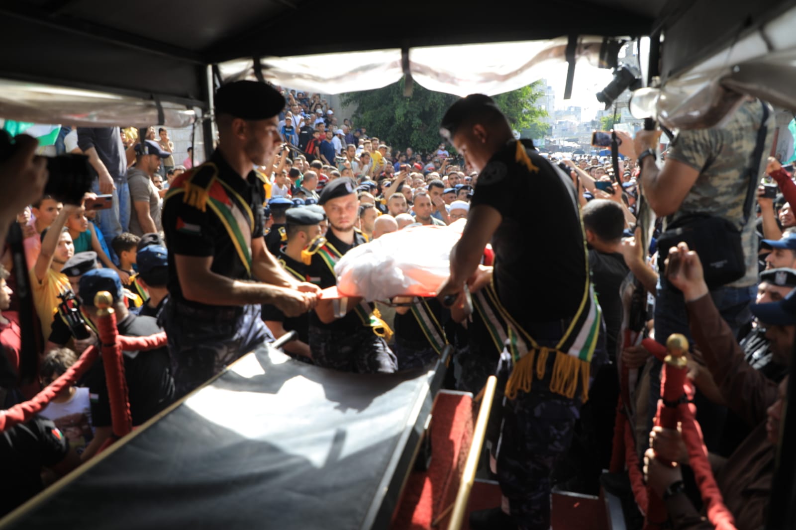 تشييع جثمان شهيد الواجب "مصلح" بموكب عسكري بمشاركة قيادة "الداخلية" والشرطة