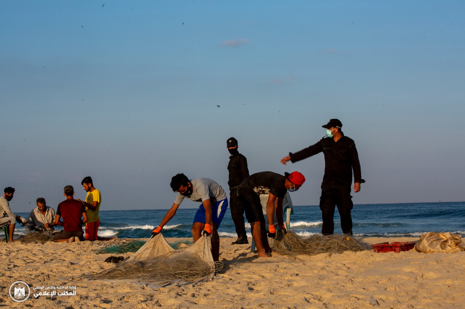 "البحرية" تواصل متابعة عمل الصيادين وإغلاق شاطئ البحر