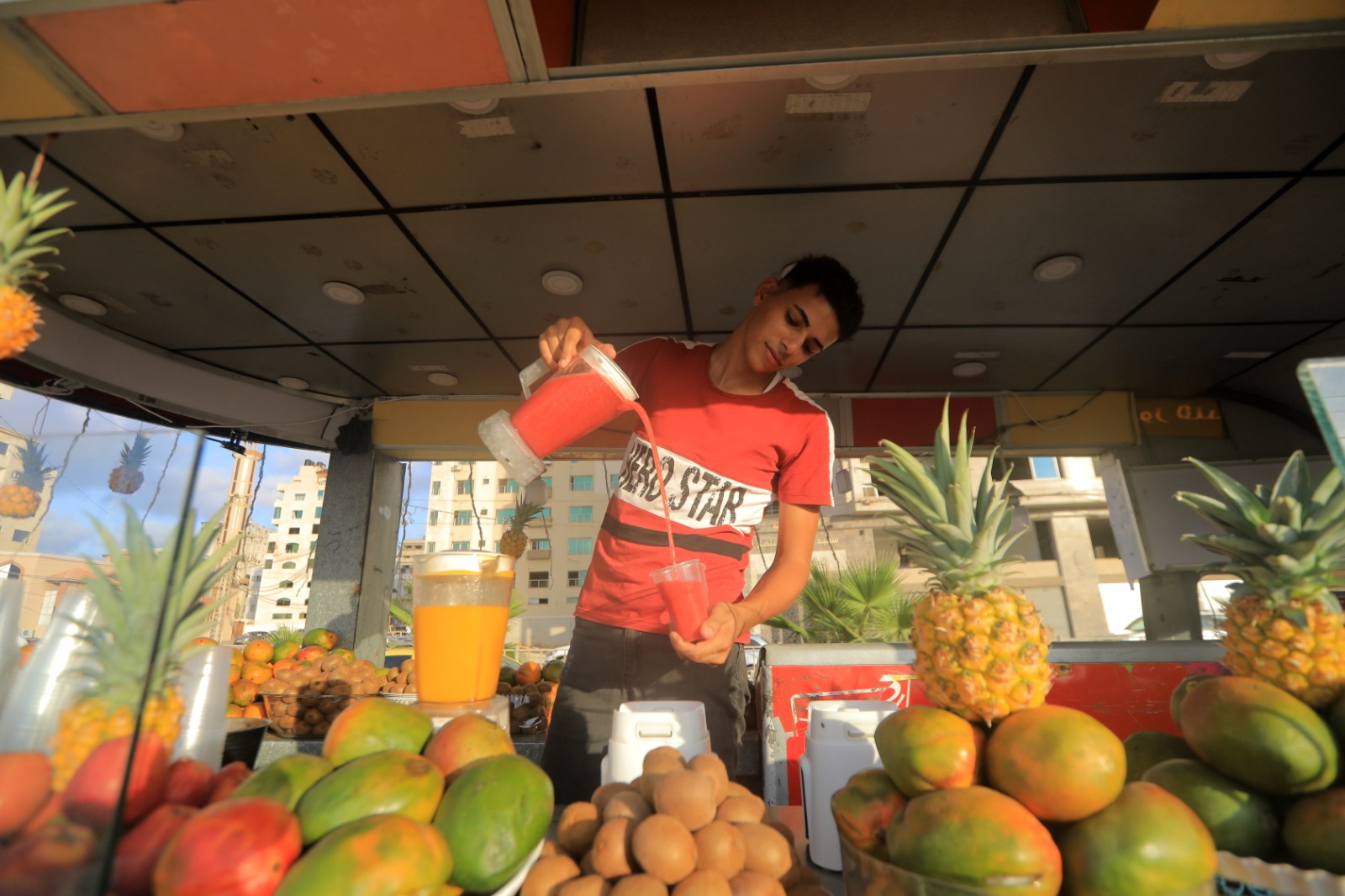 أجواء اصطياف المواطنين على شاطئ بحر غزة عشية بدء العام الدراسي