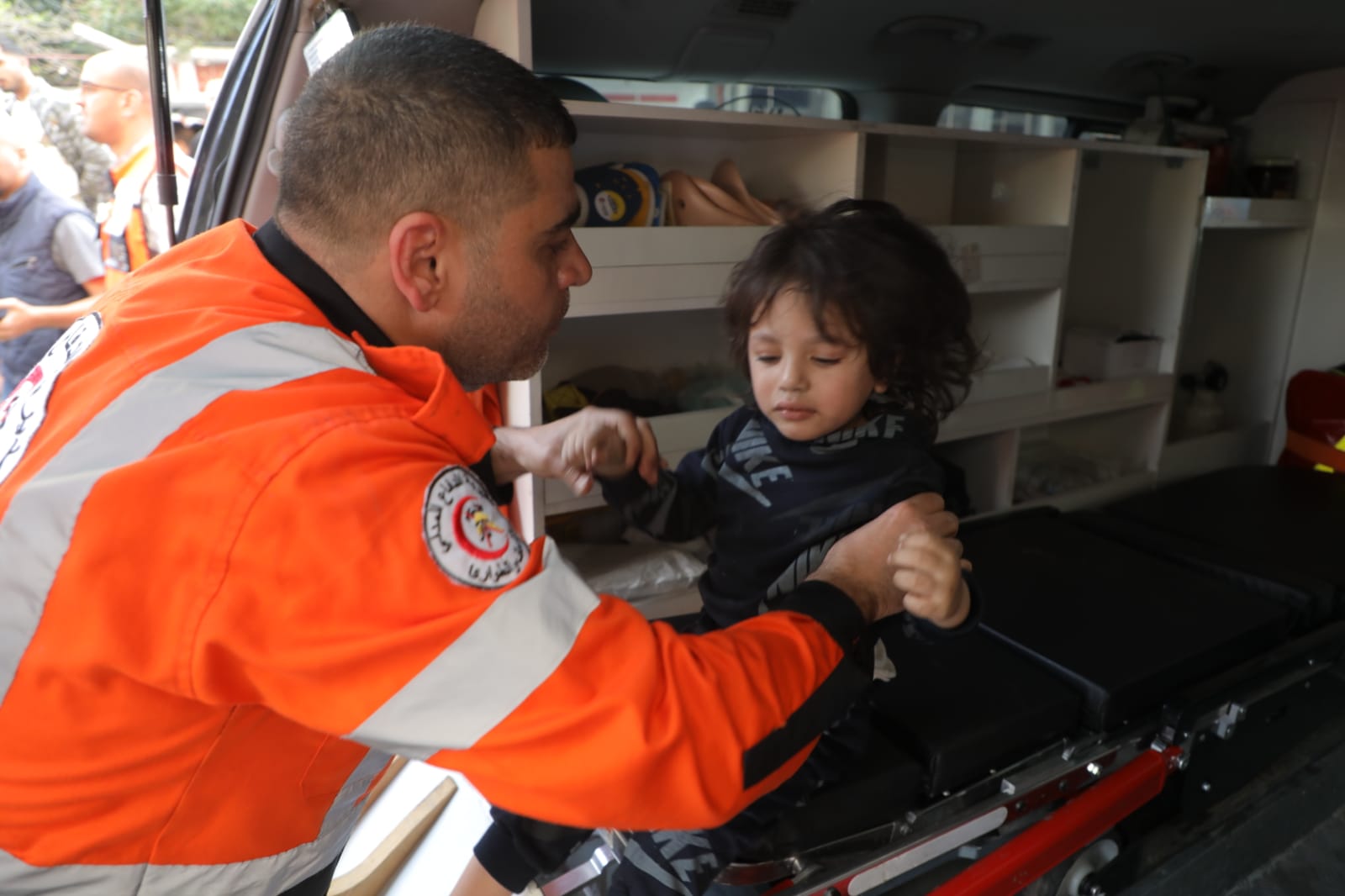 صور من تعامل أطقم الدفاع المدني والخدمات الطبية العسكرية مع استهداف شقة سكنية في حي النصر بغزة