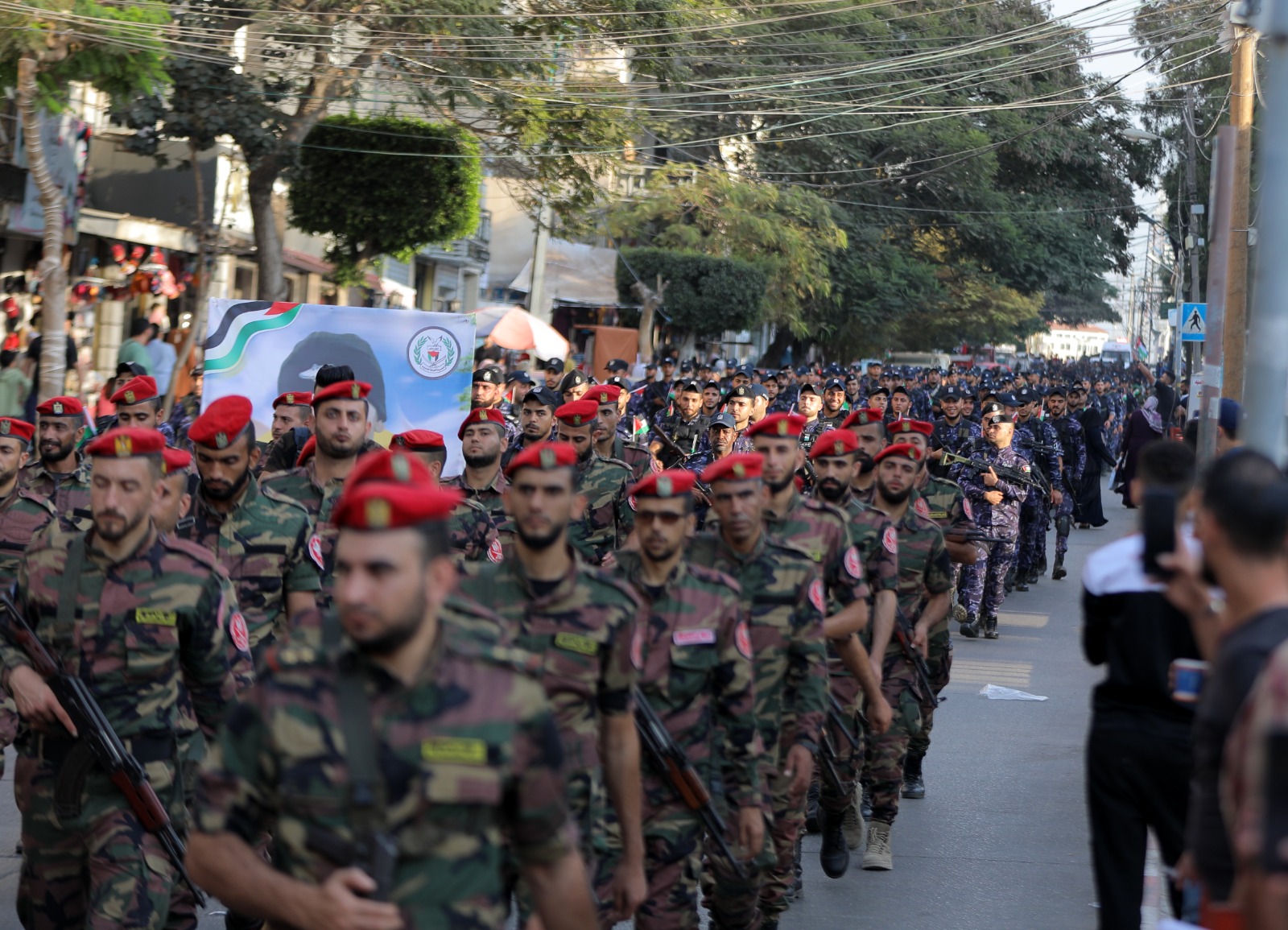 "الداخلية" تُنظم مسيراً عسكرياً تكريماً لشهداء الأجهزة الأمنية بالضفة