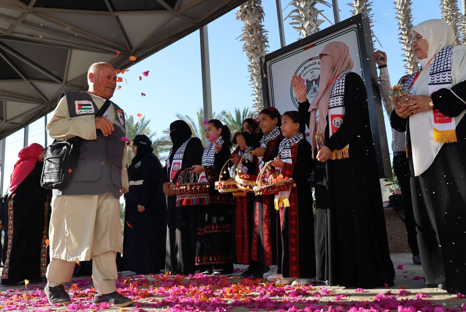 أطقم "المعابر" و"أجهزة الداخلية" تسهل مغادرة حجاج بيت الله عبر معبر رفح