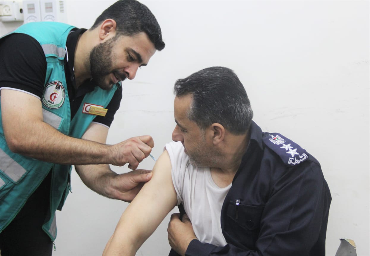 الداخلية تشرع بتطعيم كوادرها ضد فيروس كورونا