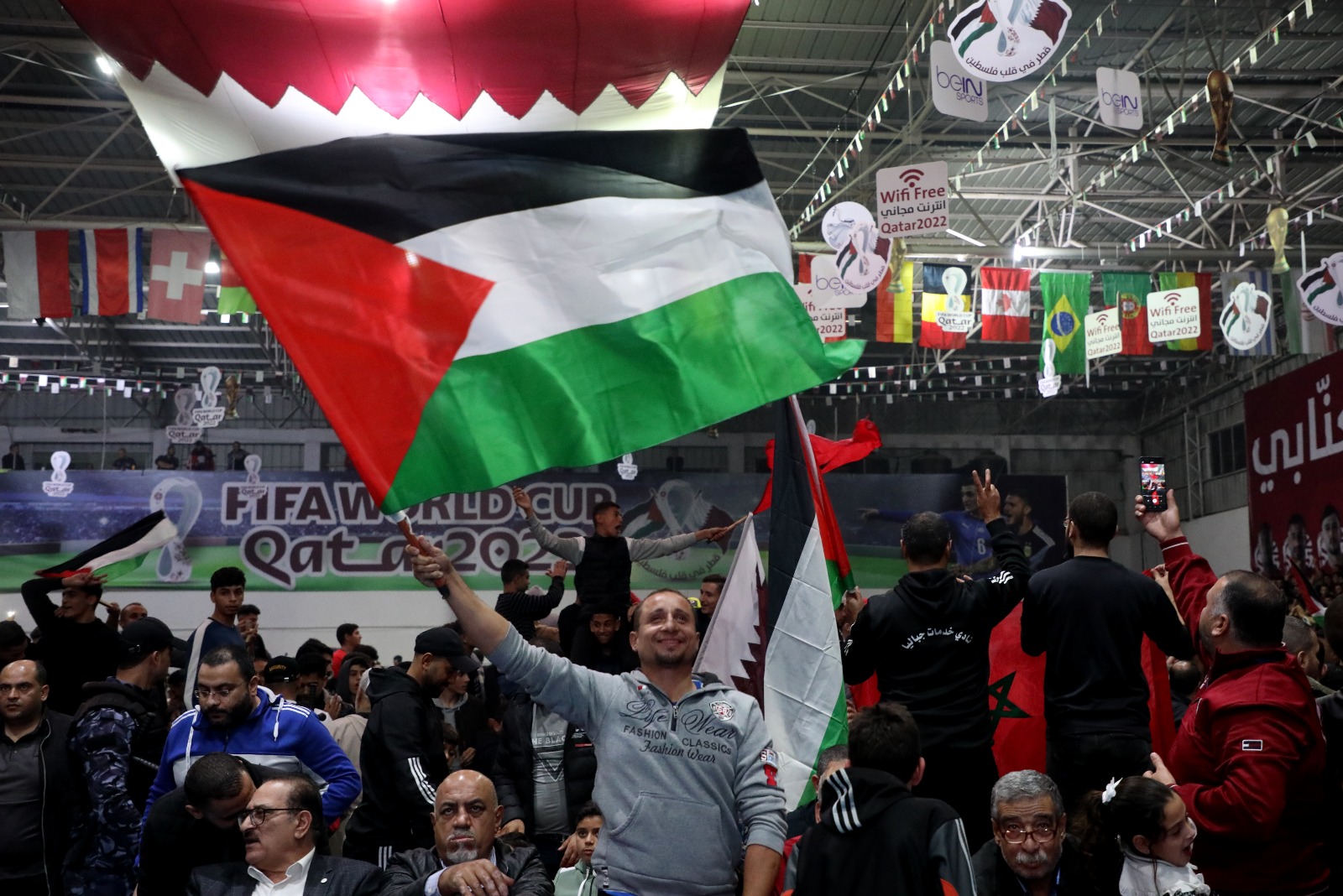 أجواء متابعة المواطنين بغزة مباراة منتخب المغرب في كأس العالم بقطر والاحتفال بتأهله التاريخي لنصف نهائي البطولة