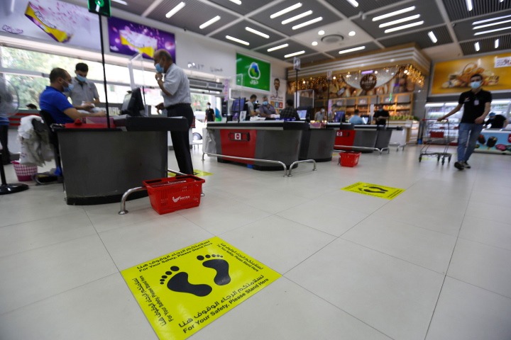 فتح المولات التجارية جزئياً في المناطق التي تشهد تخفيفاً للإجراءات