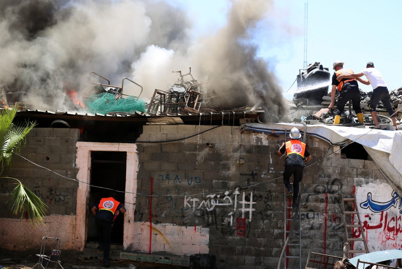 الدفاع المدني يُتابع آثار العدوان الإسرائيلي