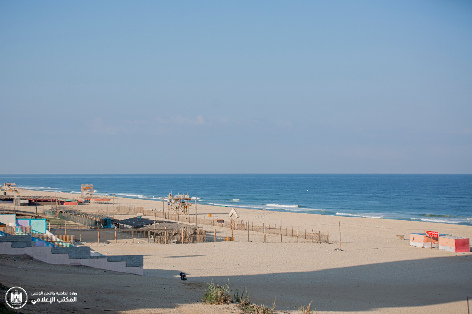 "البحرية" تواصل متابعة عمل الصيادين وإغلاق شاطئ البحر