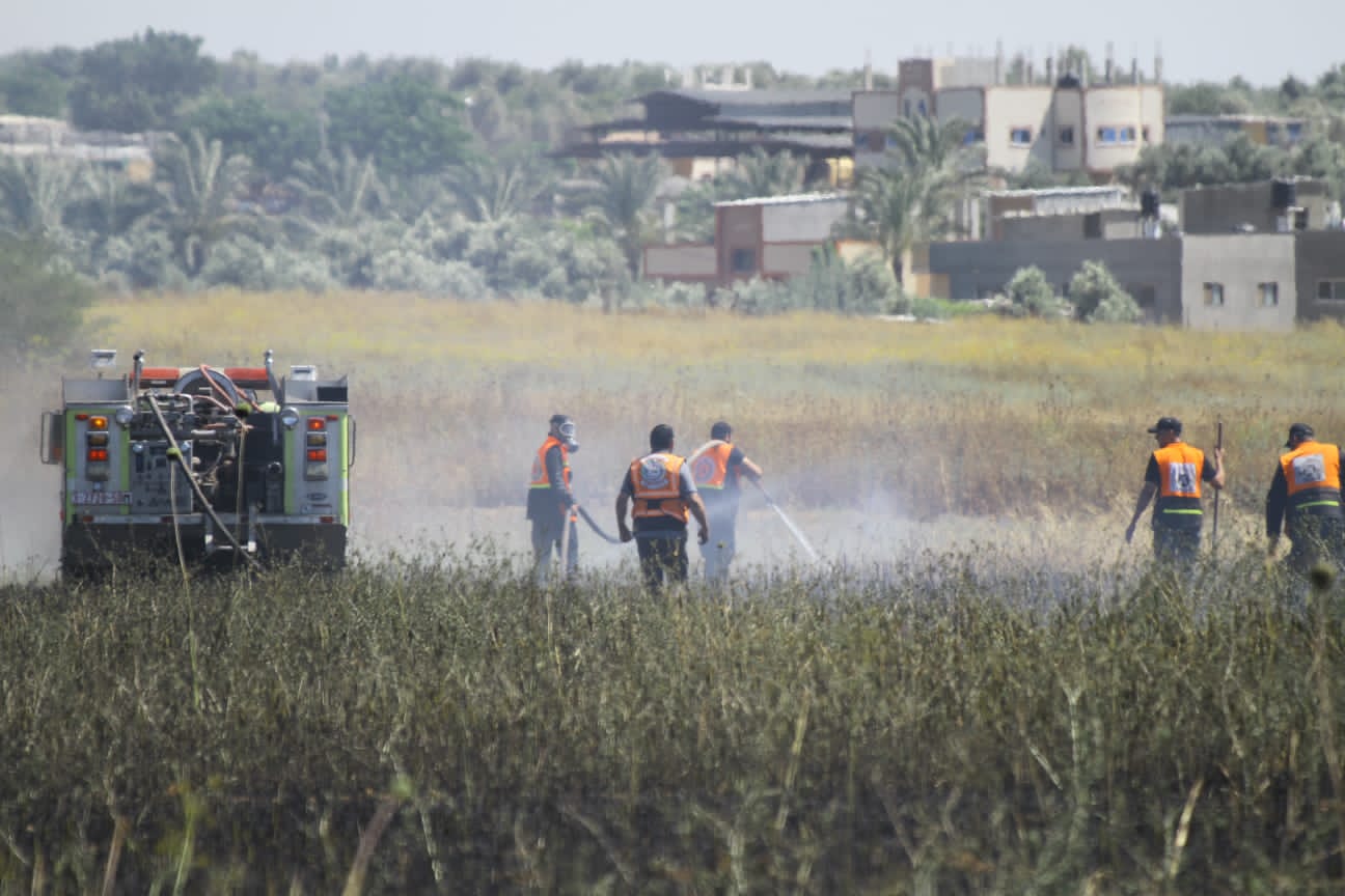 الدفاع المدني يُتابع آثار العدوان الإسرائيلي