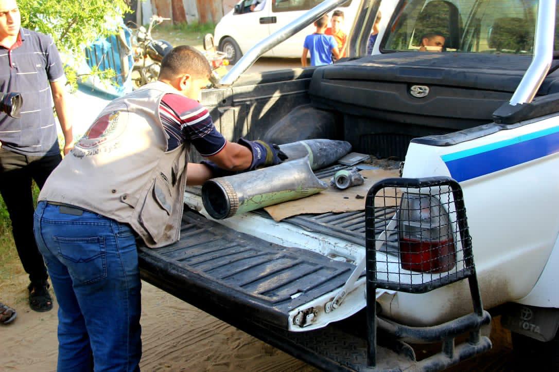 عمل فرق هندسة المتفجرات بالشرطة في تحييد خطر مخلفات الاحتلال