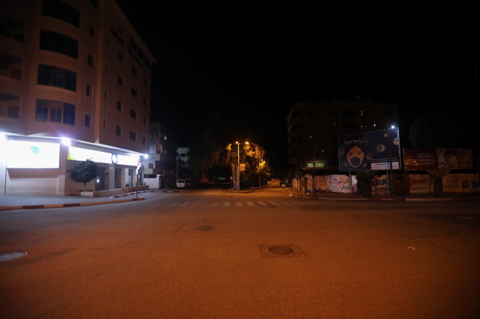 الشرطة تُتابع التزام المواطنين والمنشآت بالإغلاق وحظر التجوال