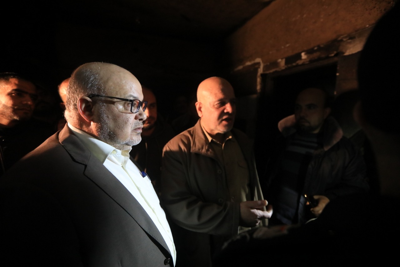 صور من تعامل أطقم الدفاع المدني والشرطة مع حريق البناية السكنية شمال غزة