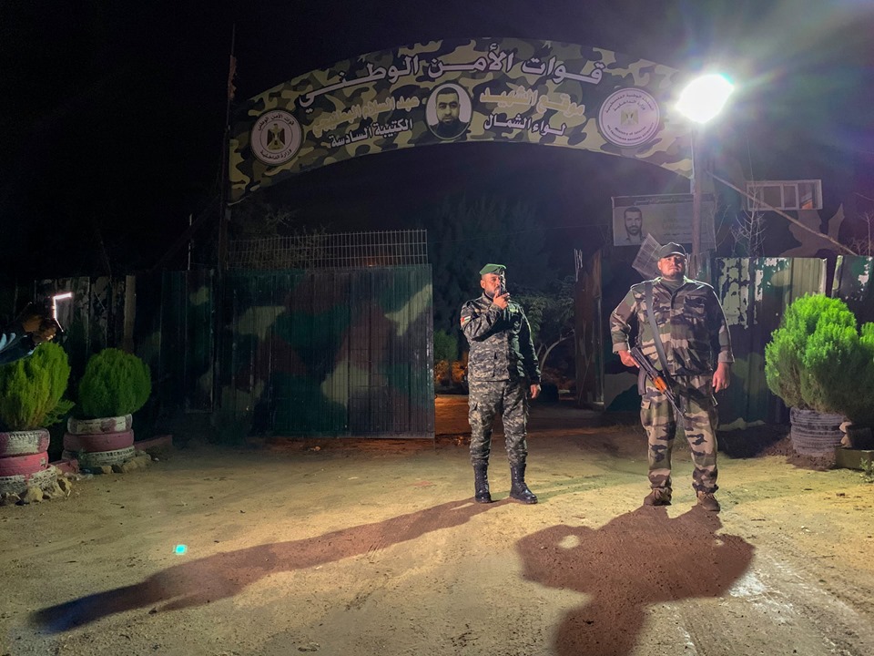 أفراد الأجهزة الأمنية خلال أداء واجبهم الليلة الماضية، أثناء المنخفض الجوي