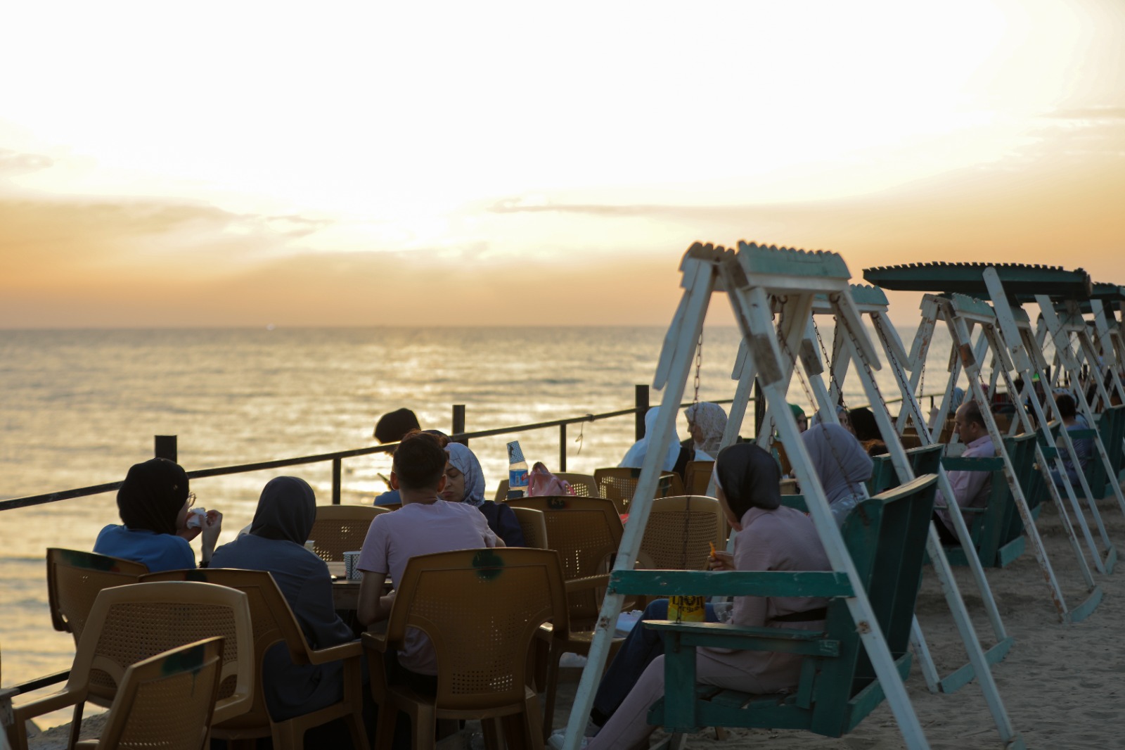  اصطياف المواطنين على شاطئ البحر والأماكن الترفيهية