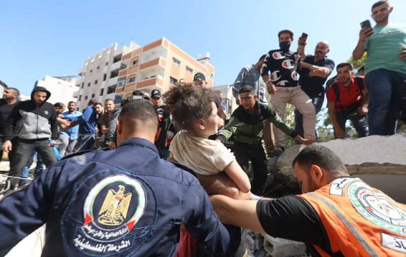 عمل أطقم الدفاع المدني والخدمات الطبية في متابعة آثار مجزرة "الرمال" بغزة