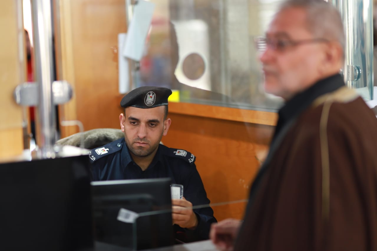 أطقم "المعابر" تُسهل مغادرة الفوج السابع من المعتمرين