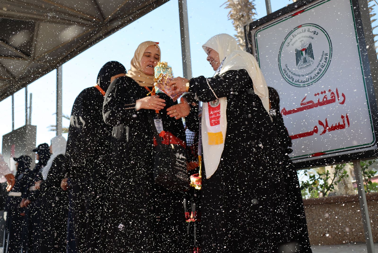 أطقم "المعابر" و"أجهزة الداخلية" تسهل مغادرة حجاج بيت الله عبر معبر رفح