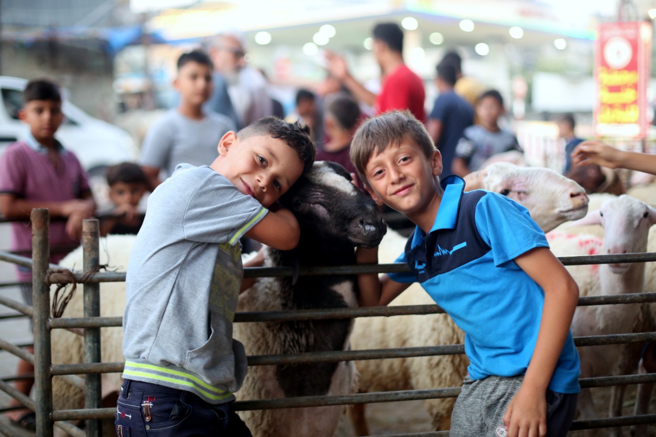 صور من انتشار الأجهزة والإدارات الشرطية لتيسير وتأمين حركة المواطنين عشية عيد الأضحى المبارك