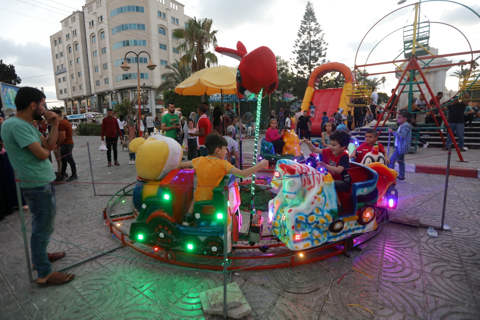 المواطنون في غزة يقضون إجازة عيد الأضحى المبارك