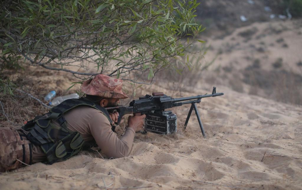 مناورة تدريبية لطلاب "دورة الصاعقة" بكلية الرباط 