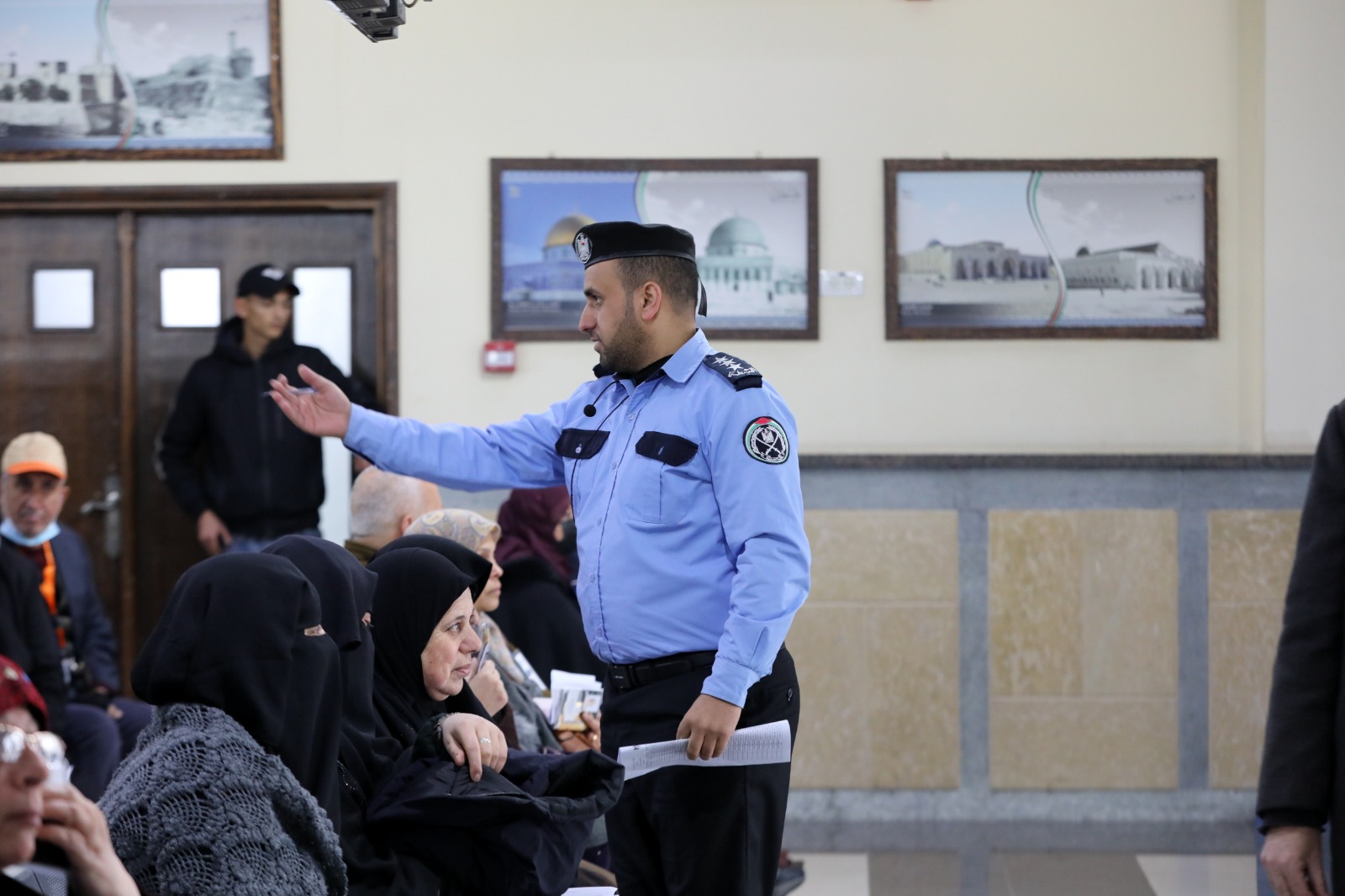 أطقم "المعابر" تُسهل مغادرة الفوج الأول من المعتمرين عبر معبر رفح 