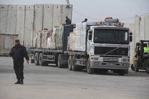 ادخال 400 شاحنة الأحد عبر معبر كرم أبو سالم