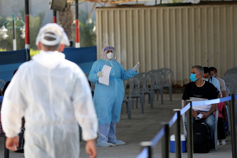 توافد المسافرين العائدين عبر معبر رفح في أول أيام فتحه استثنائياً