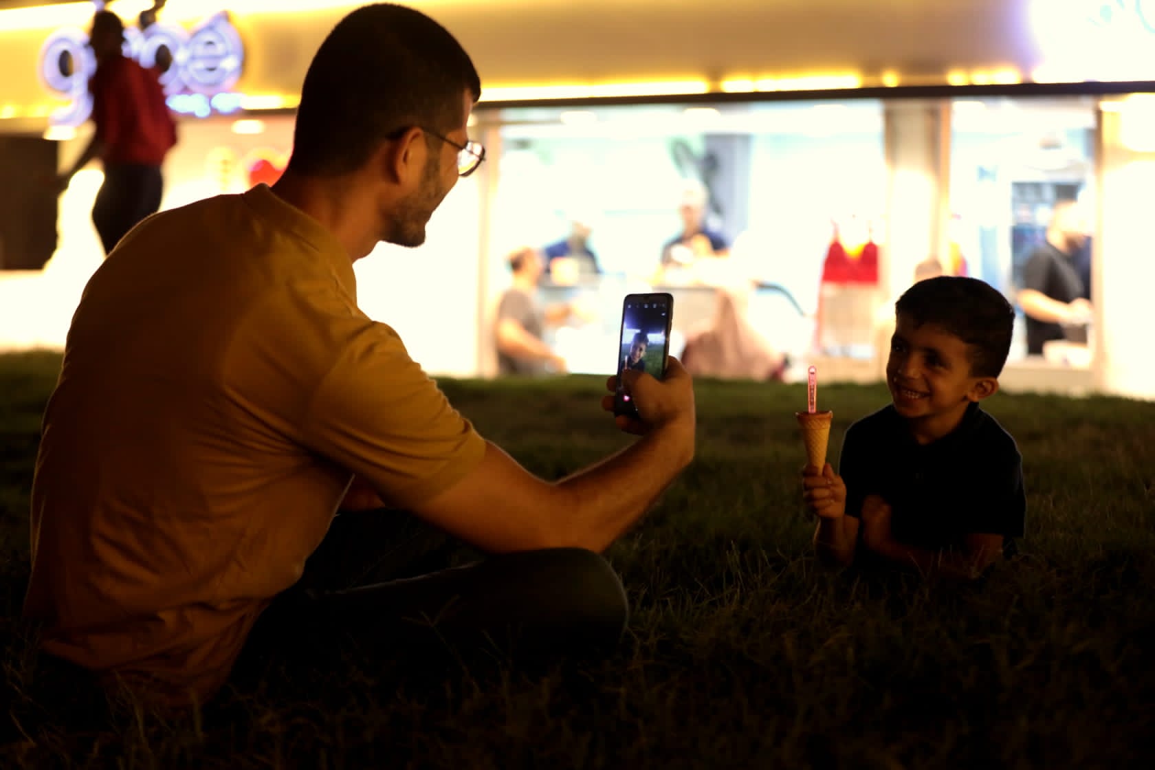 أجواء اصطياف المواطنين في غزة على شاطئ البحر والشريط الساحلي في ظل ارتفاع درجات الحرارة.