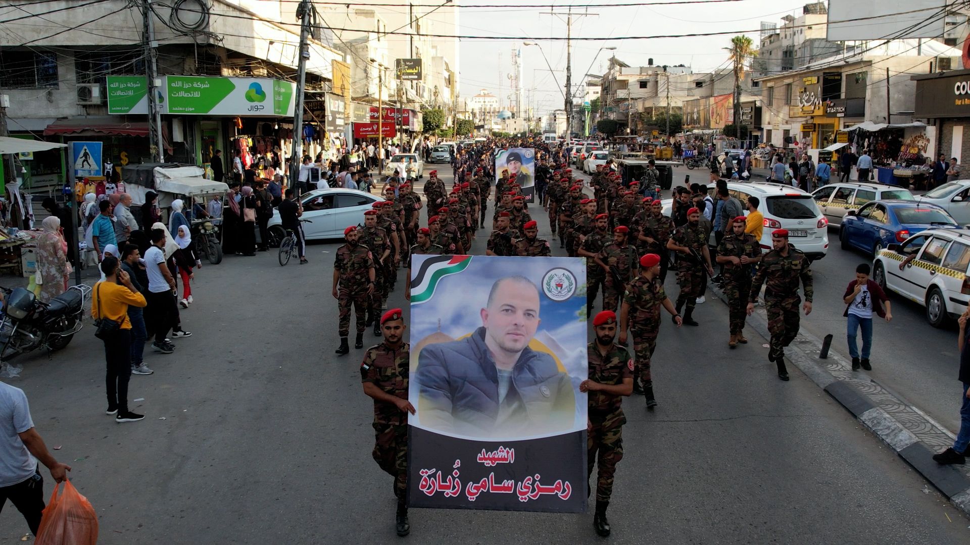 "الداخلية" تُنظم مسيراً عسكرياً تكريماً لشهداء الأجهزة الأمنية بالضفة